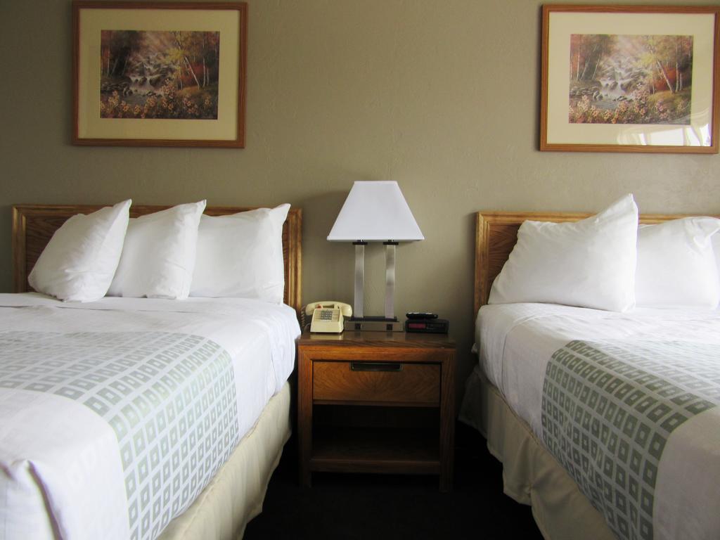 White Buffalo Hotel West Yellowstone Room photo